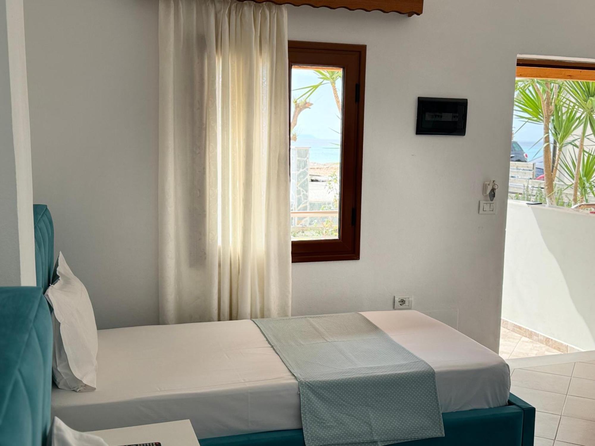 Ionian View B&B Himare Ruang foto