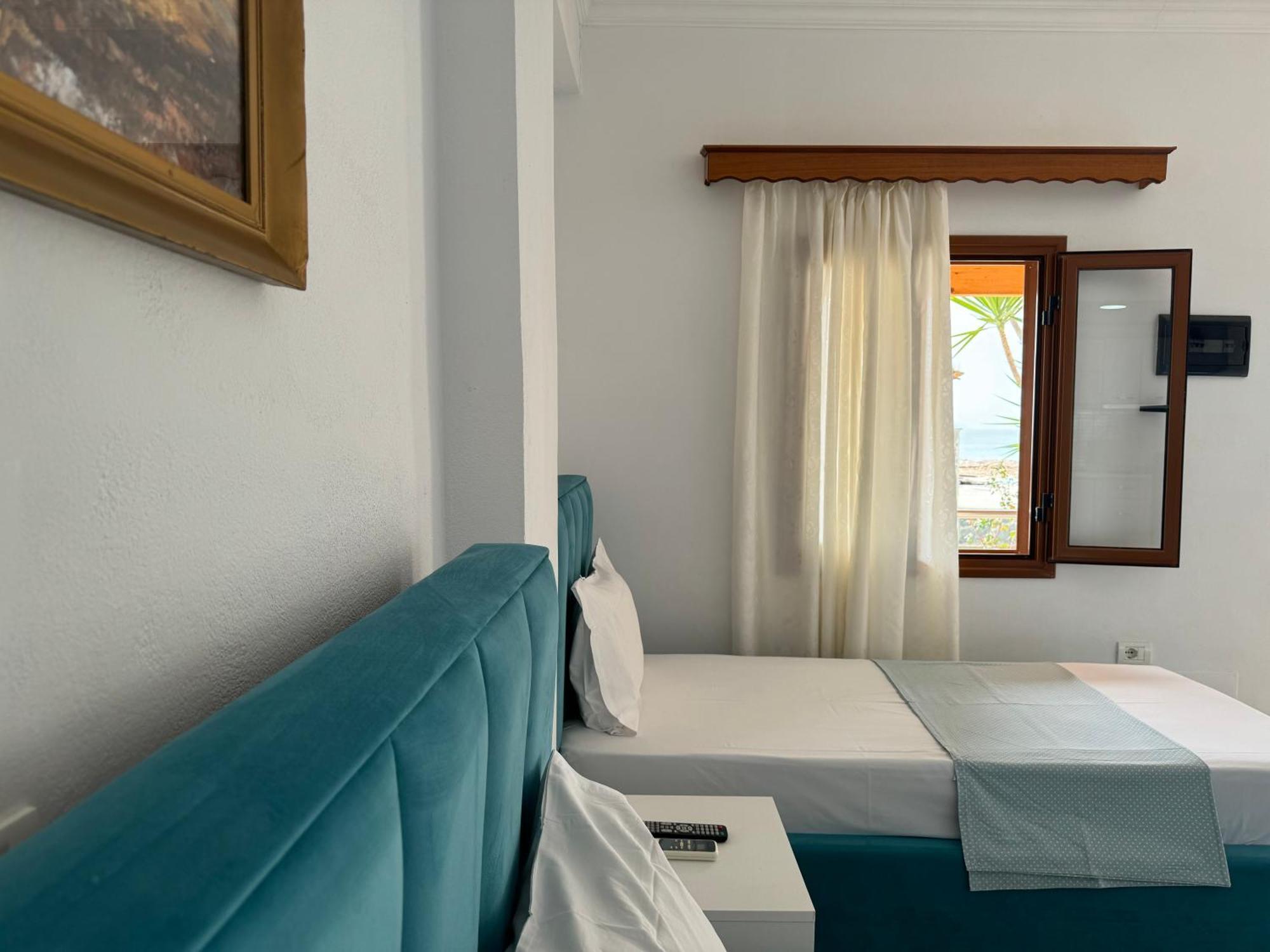 Ionian View B&B Himare Ruang foto